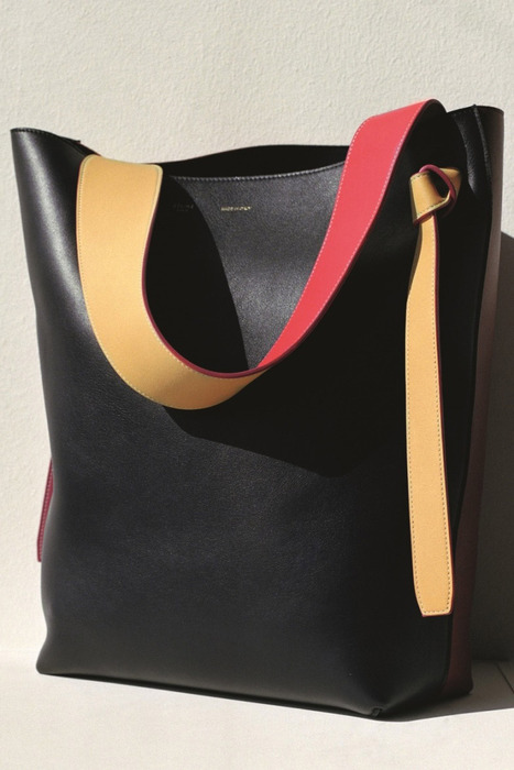 CÉLINE Twisted Cabas深藍黑滑面牛皮手提肩背包,58,000元。